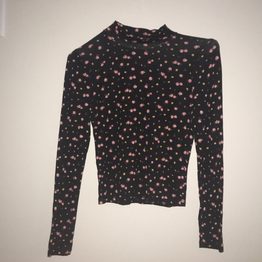 Cute fitted rose tee!!